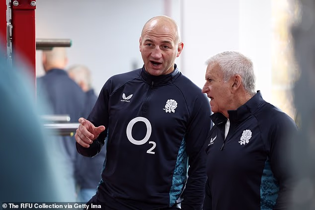 Le manager anglais Steve Borthwick va vivre un enfer alors que la RFU, dirigée par le directeur général Bill Sweeney (à droite), traîne sa revue secrète dans le lamentable Six Nations.