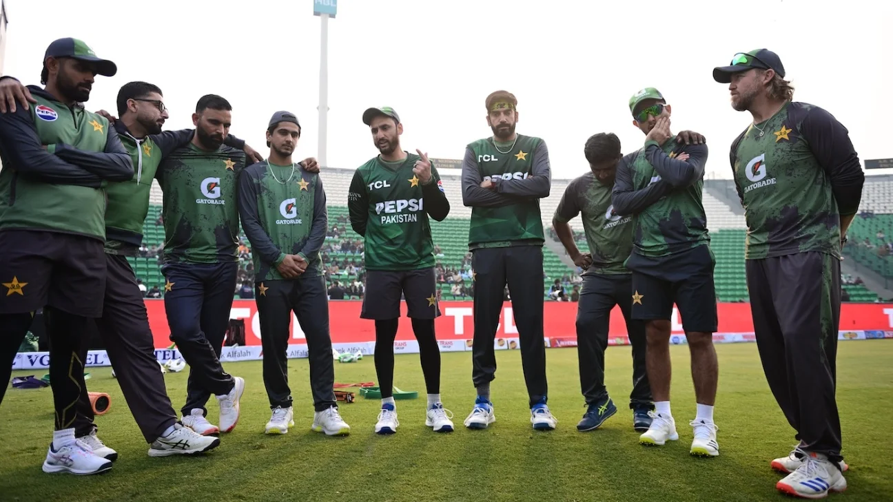 Sarfaraz Ahmed et Mike Hesson superviseront les camps de ballon rouge et blanc du Pakistan au NCA Lahore
