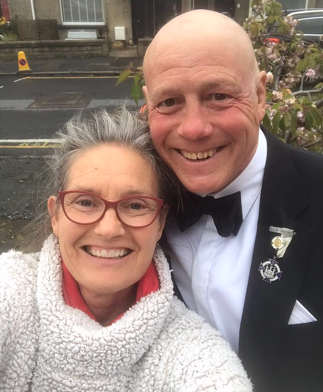 Le grand joueur de rugby écossais Scott Hastings (à droite) est décédé le jour de l'anniversaire de sa défunte épouse Jenny (à gauche). Jenny est décédée en 2024 après avoir disparu alors qu'elle nageait à Wardy Bay, à Édimbourg.