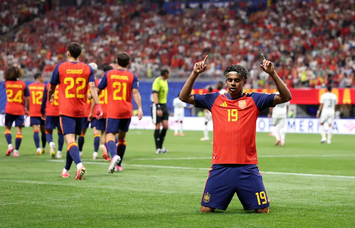 Sous les projecteurs de la Coupe du monde de Barcelone. Les stars espagnoles affichent leurs tenues de fête au milieu des troubles saoudiens