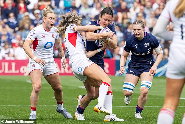 Rhona Lloyd, en Écosse, joue le centre anglais Ellie Kildoon