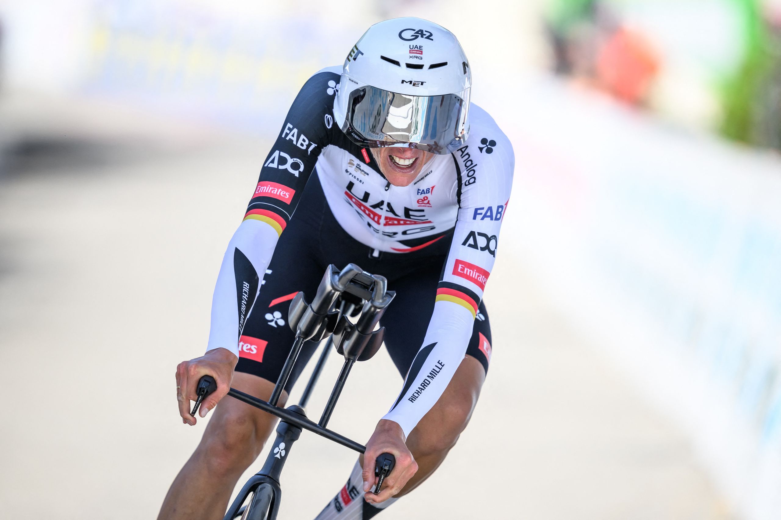 Tour de Suisse Hommes Étape 4 EN DIRECT. Tim Wellens mène un coéquipier sur un terrain élevé