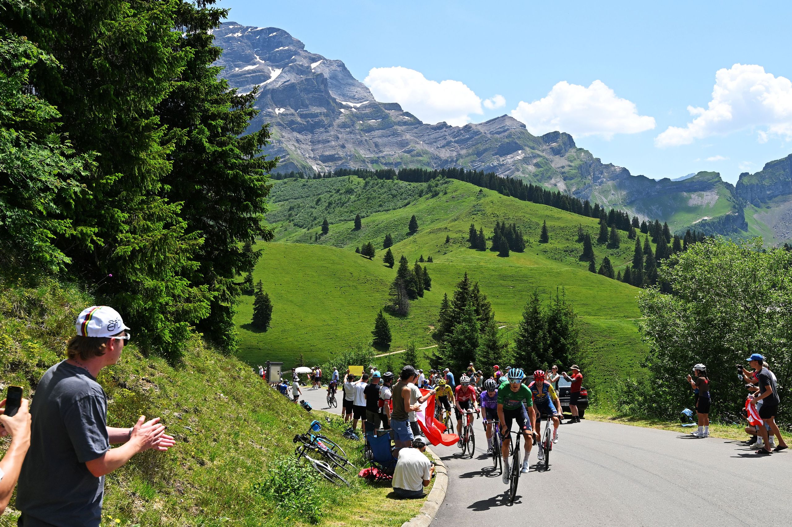 Tour de Suisse Hommes Étape 5 EN DIRECT. Tenir moins de deux minutes sur le peloton au départ de la deuxième montée