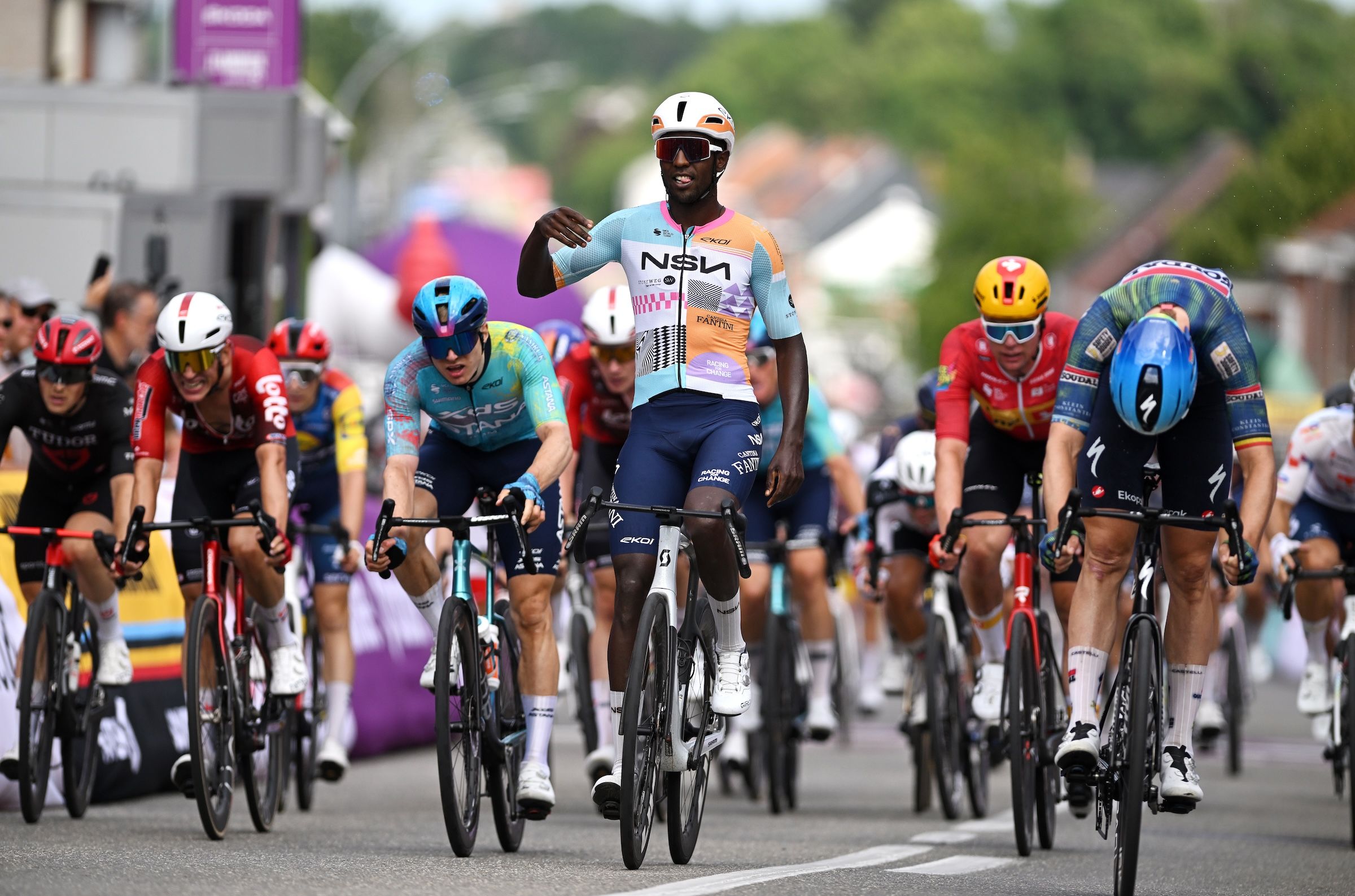 Tournée de la Baloise en Belgique. Biniam Girmay remporte un sprint d'ouverture très disputé