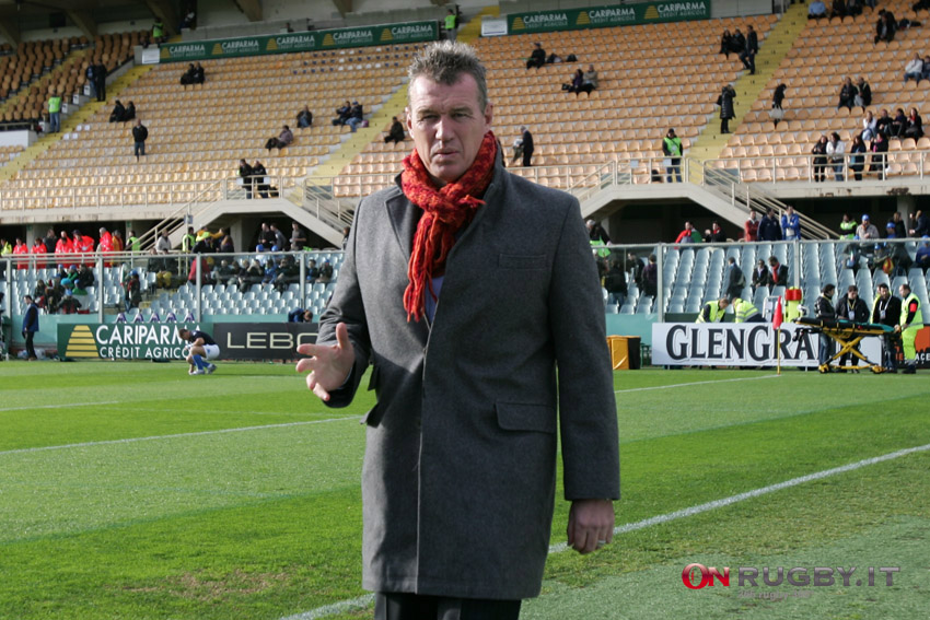 Tous les Noirs, Kirwan. "Il n'y a pas d'argent pour permettre à ceux qui comme Gibson Park et Plummer de partir à l'étranger."