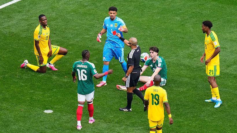Trois cartons rouges. les arbitres sont-ils renforcés dans cette coupe du monde ?