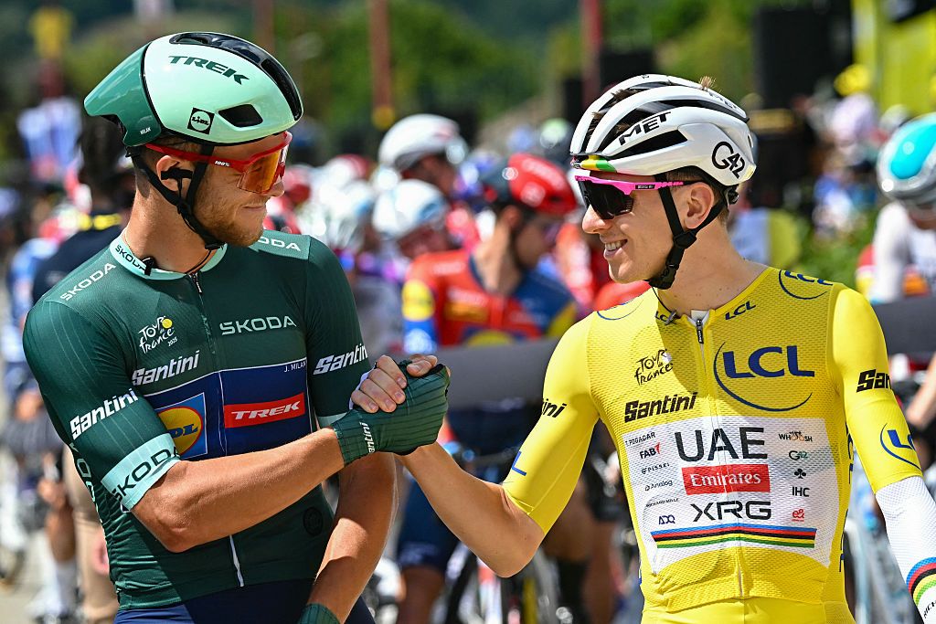 Lidl - Trek team's Italian rider Jonathan Milan wearing the best sprinter's green jersey (L) shakes hands with UAE Team Emirates - XRG team's Slovenian rider Tadej Pogacar wearing the overall leader's yellow jersey at the start of the 18th stage of the 112th edition of the Tour de France cycling race, 171.5 km between Vif and Courchevel Col de la Loze, in the Alps, southeastern France, on July 24, 2025. (Photo by Loic VENANCE / AFP)
