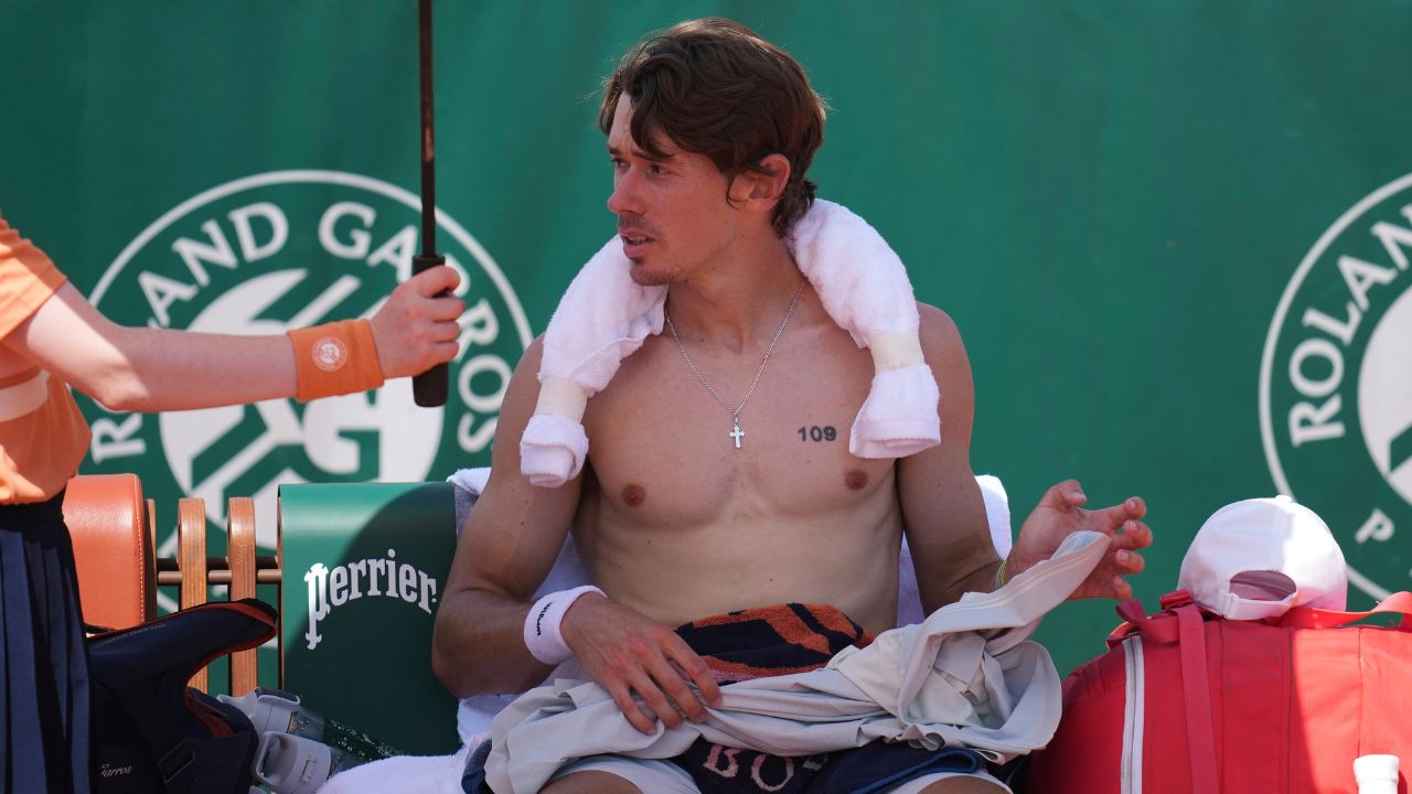 Une vague de chaleur frappe les courts en terre battue de Roland-Garros, envoyant les fans aux arroseurs