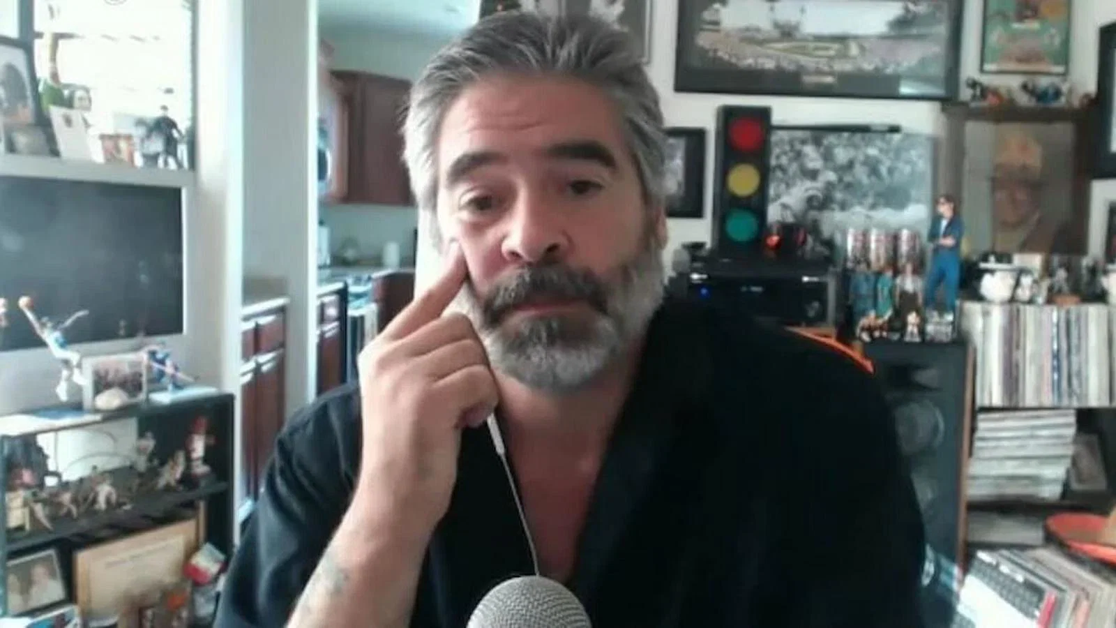 Vince Russo se demande pourquoi les lutteurs modernes continuent de tirer à l'ère de l'attitude