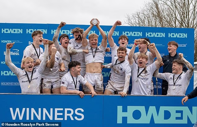 Les élèves de l'école de Stamford célèbrent leur victoire dans la Vase Cup des moins de 18 ans en 2024 après s'être imposés dans un groupe de 220 écoles.