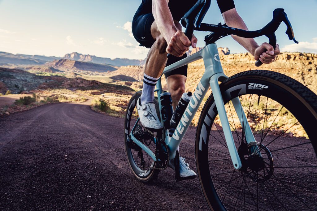 Zipp 303 XPLR S contre SW. Quelle roue de gravier règne en maître pour l'aventure et la course ?